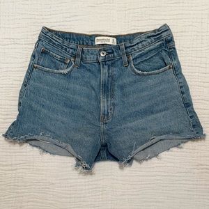 A&F 90’s Relaxed Cutoff Short